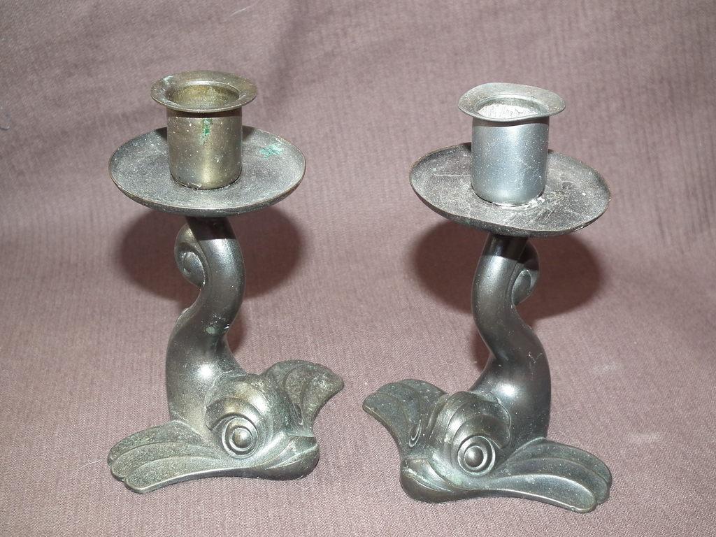 Set van twee Art Deco kandelaars met een dolfijn of koi kopen? Bied vanaf 45!
