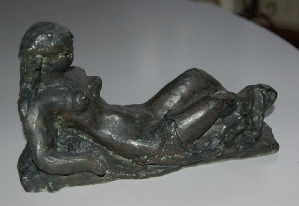 Charlotte van Pallandt: bronzen beeld- liggend naakt met draperie kopen? Bied vanaf 1200!