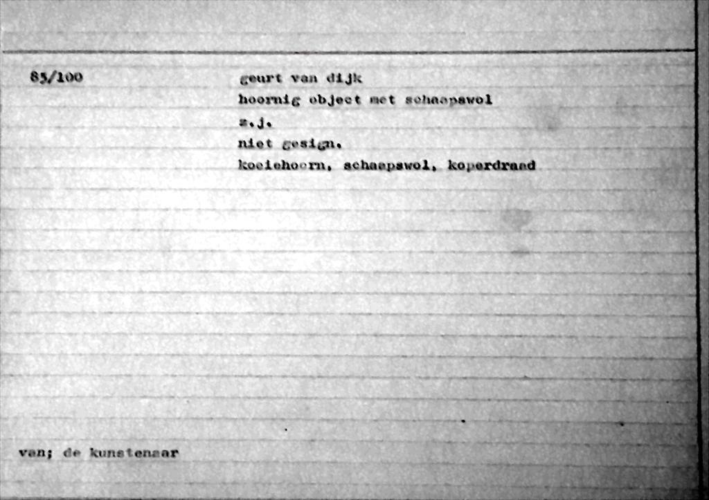 Geurt van Dijk, object van verweerd hoorntje met schaapswol en koperen standaard kopen? Bied vanaf 20!