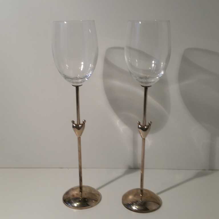 Corry Ammerlaan Van Niekerk. 2 kristallen verzilverde grote wijnglazen kopen? Bied vanaf 12!
