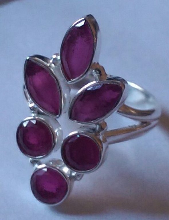 Zilveren ring met robijn  kopen? Bied vanaf 12!