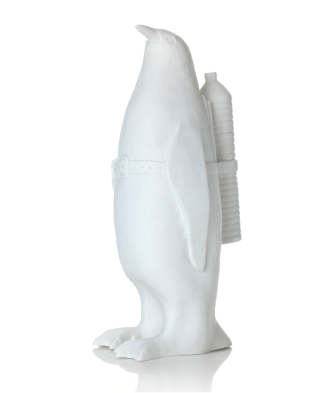 William Sweetlove: Gerecycled plastic, Penguin met waterfles wit verkocht voor € 220!