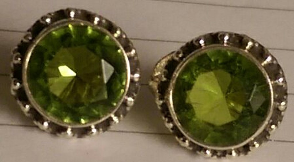 Zilveren oorbellen met peridot(helder groen) kopen? Bied vanaf 20!