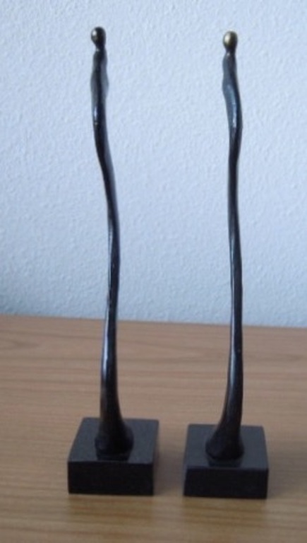 2 Beeldjes Corry Ammerlaan - 21 cm hoog - gesigneerd. kopen? Bied vanaf 35!