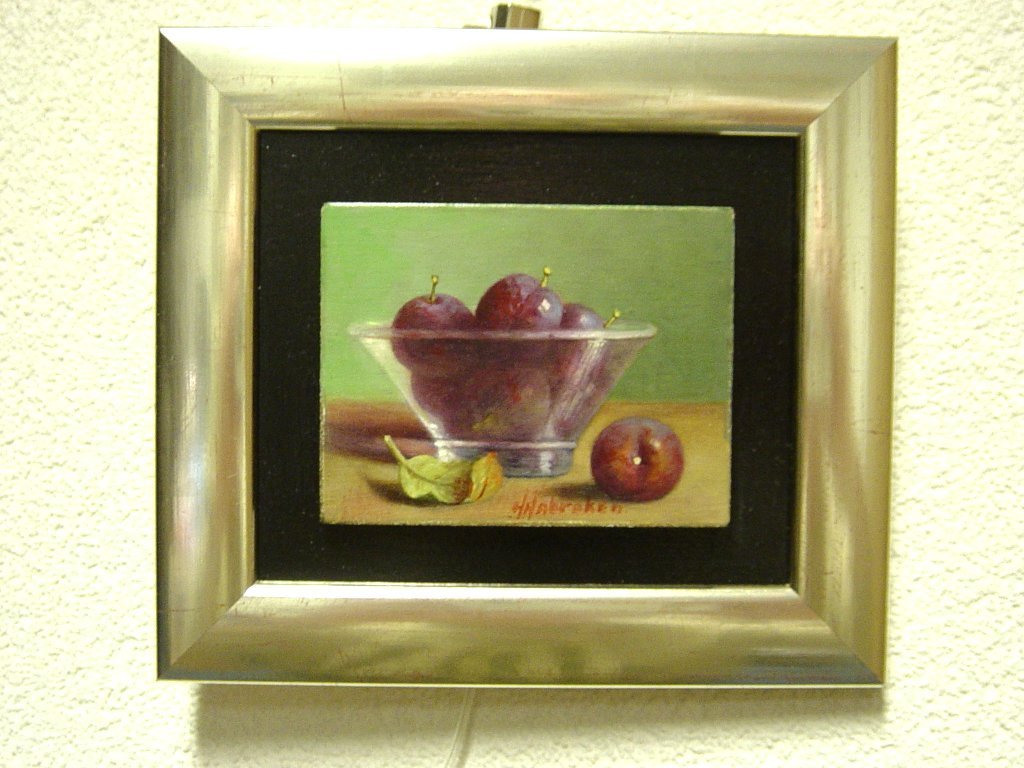 Hans Habraken - olieverf op paneel - stilleven met pruimen in glazen schaal verkocht voor € 195!