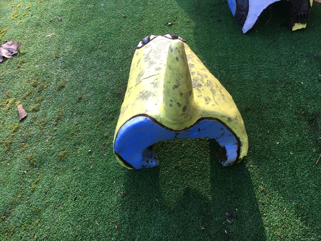 Jan Snoeck.    Gele tor met schubben en staart kopen? Bied vanaf 350!