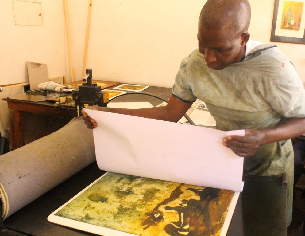 Dumisani Ndlovu, Intaglioprint, A family of hunters enjoy an evening meal kopen? Bied vanaf 1!