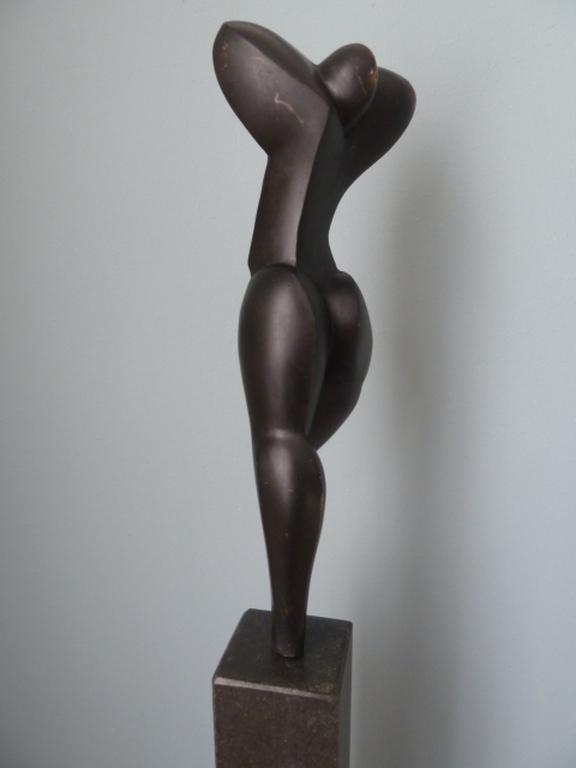 Bronzen moderne sculptuur (vrouw) op natuurstenen sokkel/zuil  kopen? Bied vanaf 250!