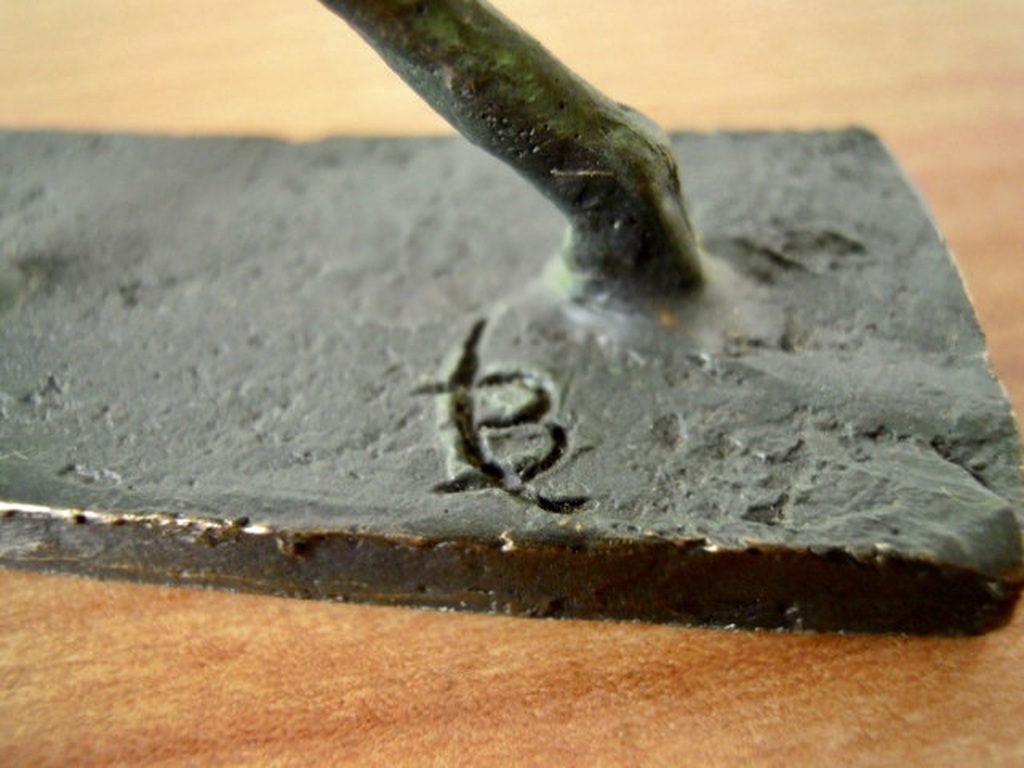 Prachtig bronzen beeldje gesigneerd LB - 13 cm hoog. kopen? Bied vanaf 45!