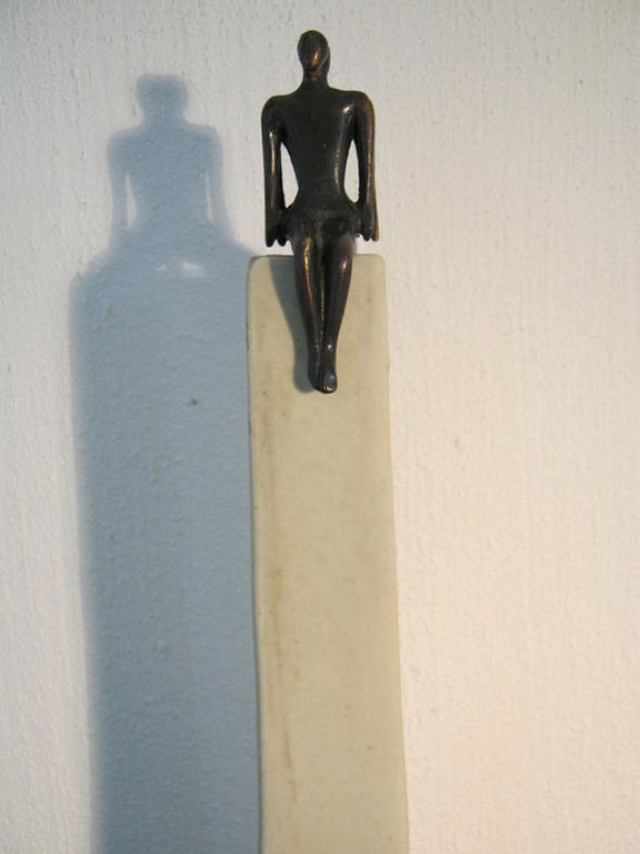 Sculptuur van Corry van Ammerlaan - 2 Bronzen figuurtje op hoge sokkel Keramiek kopen? Bied vanaf 15!