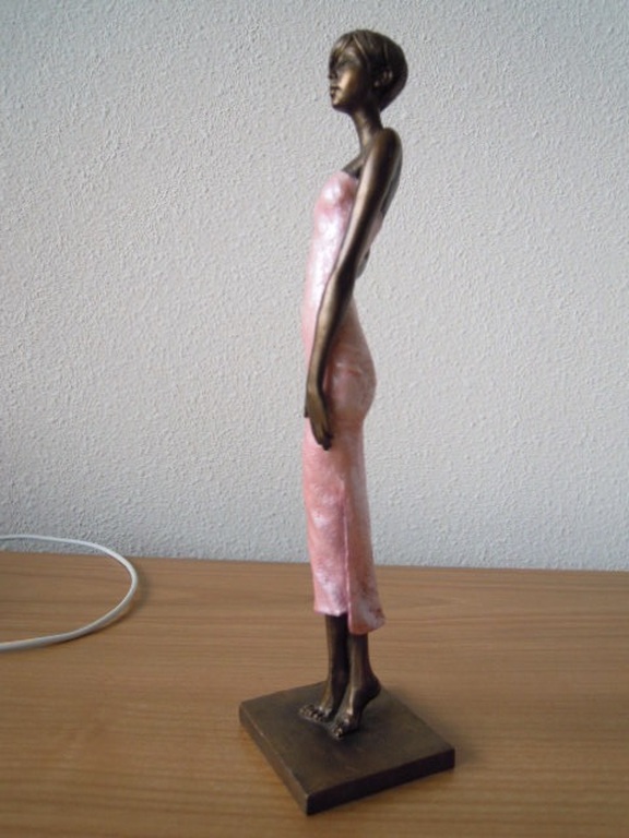 Prachtig beeld van jonge vrouw 26 cm hoog - gesigneerd AE kopen? Bied vanaf 35!