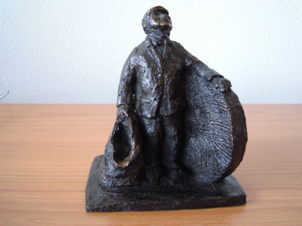 Beeldje van GREET JASPERS 14 cm hoog = gesigneerd.   kopen? Bied vanaf 10!