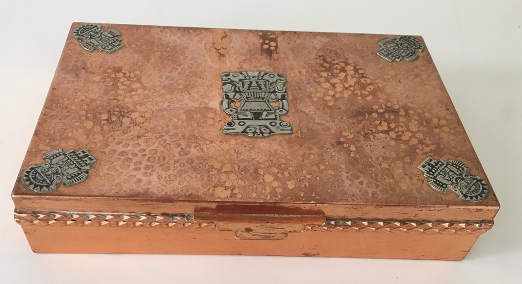 Hand gehamerde koperen Zuid-Amerikaanse sigarendoos met zilveren Maya decoratie kopen? Bied vanaf 30!
