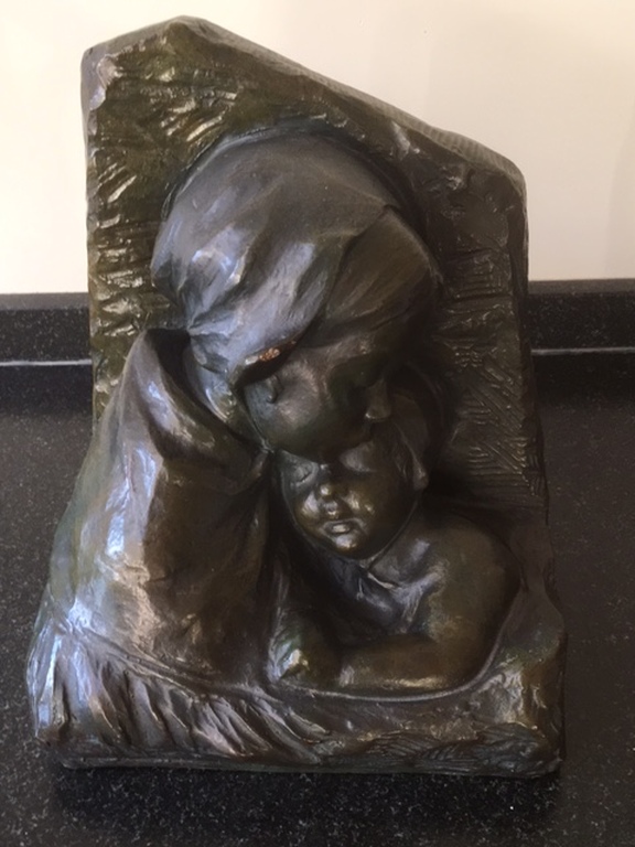 August Falise, beeld van gips, vrouw met kind kopen? Bied vanaf 100!