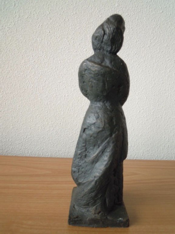 Prachtig beeld van vrouw - gesigneerd N of H - 23 cm hoog. kopen? Bied vanaf 10!