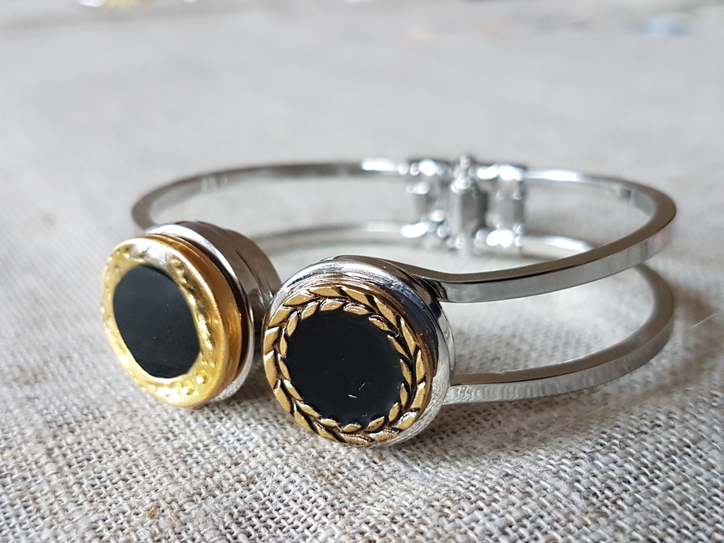 Armband met knop Gianni Versace kopen? Bied vanaf 1!