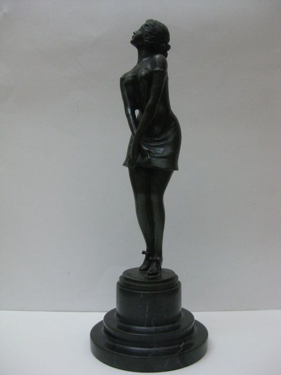 Bronzen sculptuur van een vrouw op een marmeren voetstuk - 20e eeuw kopen? Bied vanaf 195!