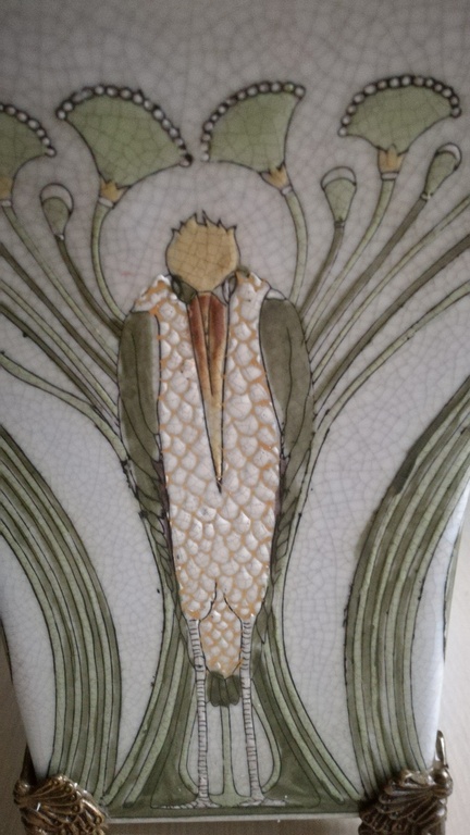 Art Nouveau, gedecoreerde keramieken pot op messing pootjes met fiance glazuur kopen? Bied vanaf 20!