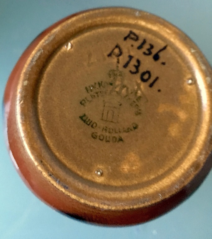 Plateelbakkerij Zuid Holland -aardewerk vaas met polychroom decor "Muvelee".  kopen? Bied vanaf 9!
