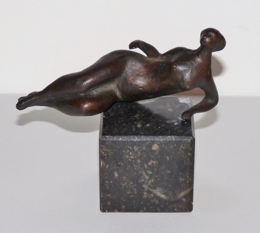 Piet van Heerden, Bronzen beeld op marmeren sokkel, Liggend naakt verkocht voor € 250!