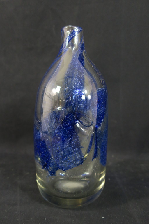 Bernard Heesen: Glazen flesvaas met ingesloten blauwe kleurpoeders kopen? Bied vanaf 1!