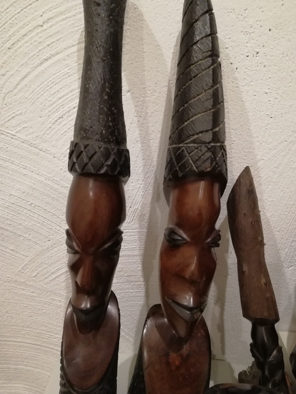 prachtig lot van  mooie Afrikaanse beelden handgesneden kopen? Bied vanaf 1!