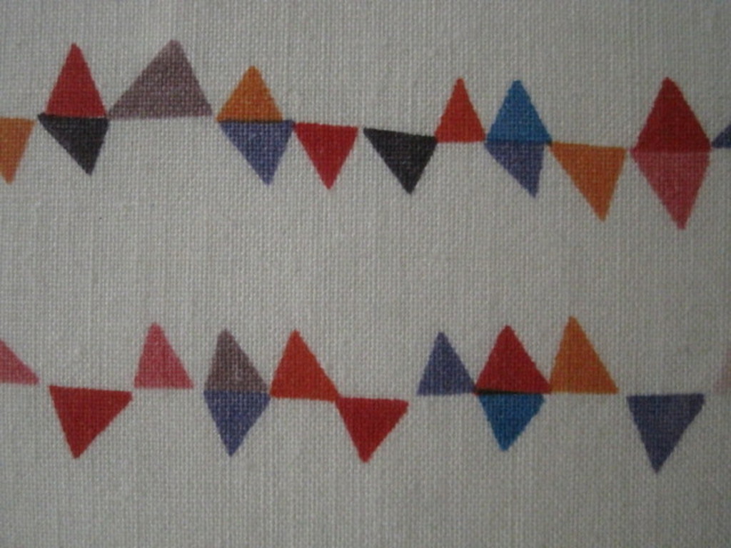 uniek acryl op textiel object "vlaggenlijnen" van Helene Briels (1954 -)  verkocht voor € 222!