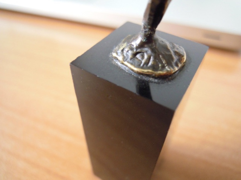 Mooi klein beeldje CORRY AMMERLAAN = gesigneerd. kopen? Bied vanaf 15!