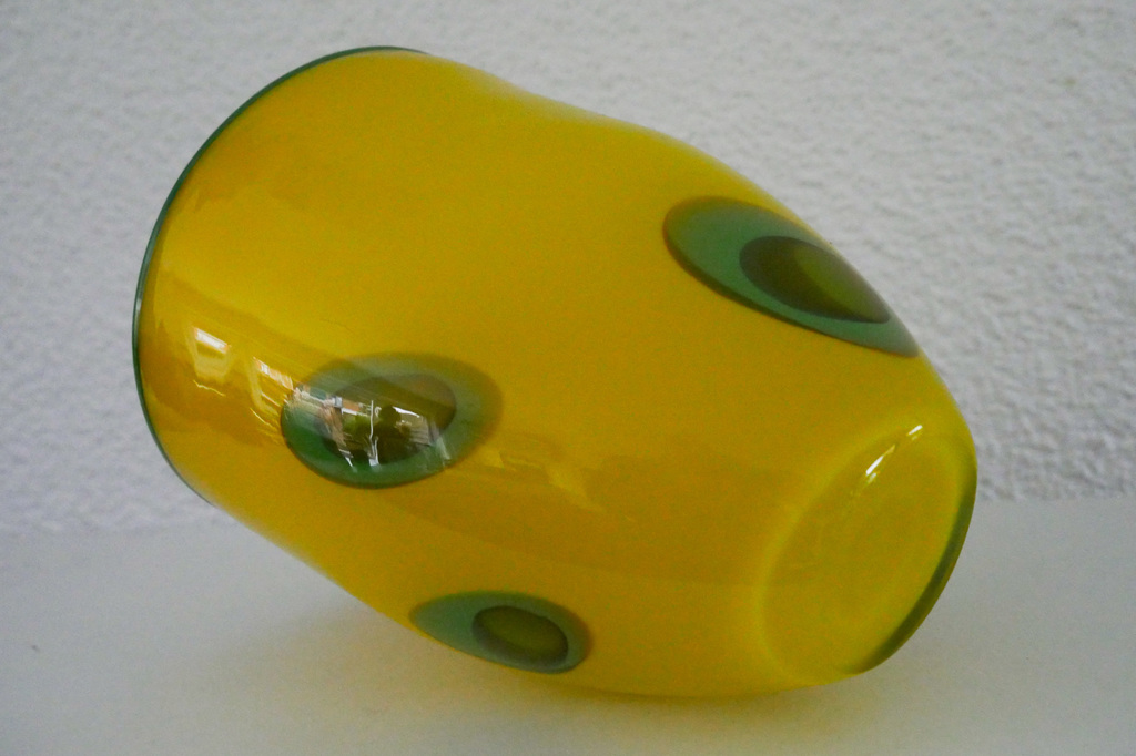 Gele vaas met ogen kopen? Bied vanaf 35!