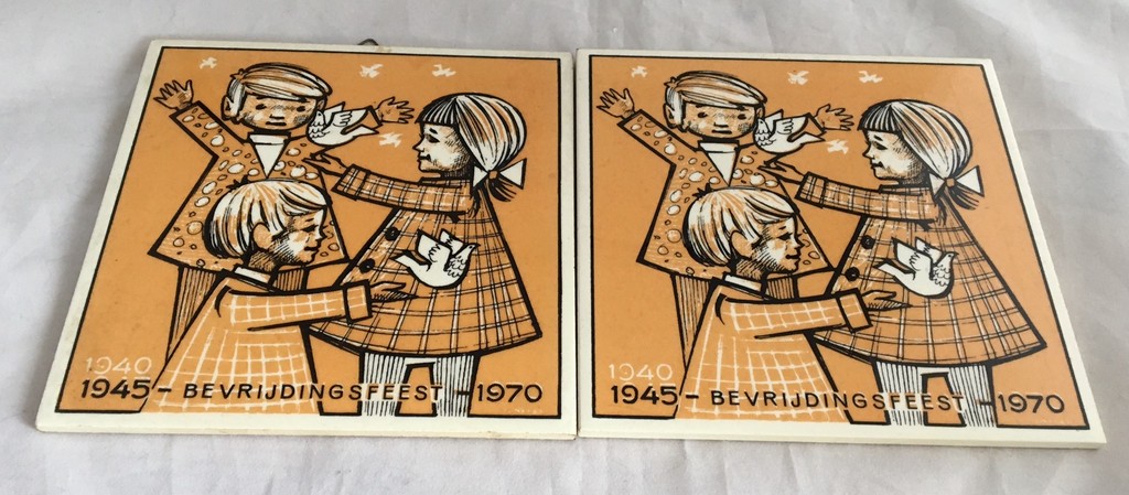 Gerrit Neven plateelbakkerij Schoonhoven - twee tegels 25 jaar bevrijdingsfeest kopen? Bied vanaf 16!