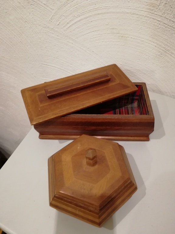 2 antieke houten kistjes - gemaakt uit noten hout kopen? Bied vanaf 20!