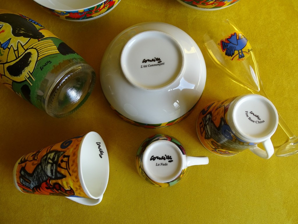 Corneille, porseleinen kopje, 2 bekers, 6 kommen, glazen fles en glas, 11 stuks kopen? Bied vanaf 1!