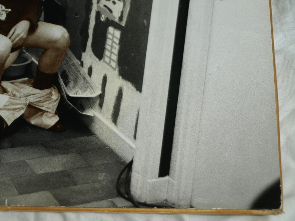 Kim Camba : Foto ‘Man op toilet’ - gelatinezilverdruk, 1973, oplage 18 ex. kopen? Bied vanaf 1!