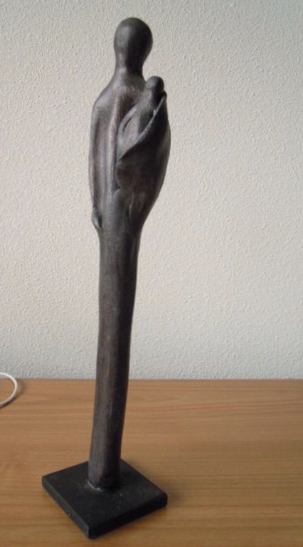 Prachtig hand gemaakt modern beeld van MOEDER MET KIND 35 cm hoog. kopen? Bied vanaf 20!