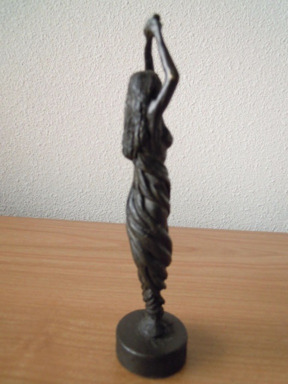 Zwaar massief bronzen beeldje van vrouw -  16 cm hoog - 1-1-2002 kopen? Bied vanaf 1!