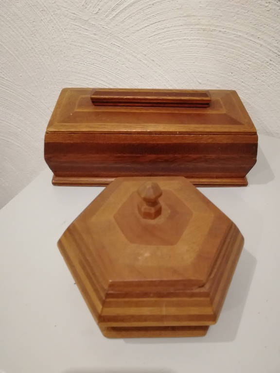 2 antieke houten kistjes - gemaakt uit noten hout kopen? Bied vanaf 20!