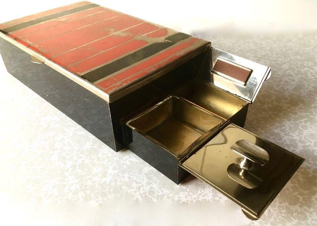 Modernistische Art deco - tabaksdoos - met zwart en rood banen decor - ca. 1930 kopen? Bied vanaf 9!
