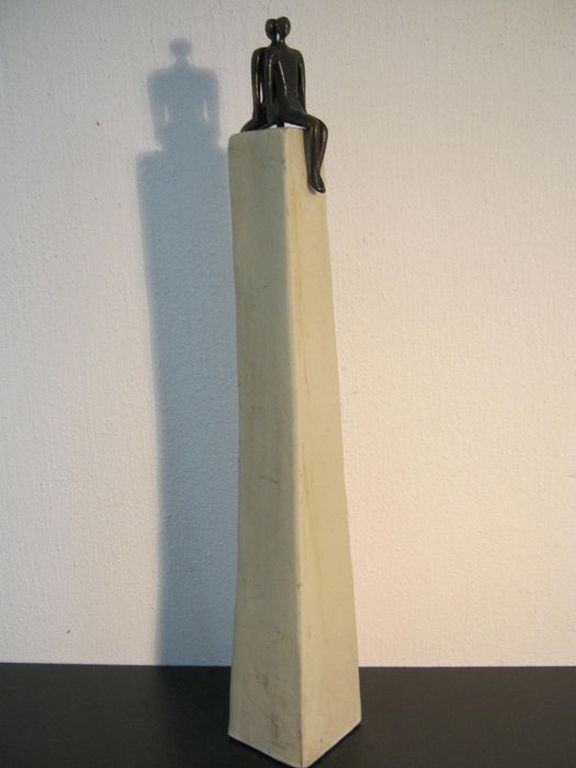 Sculptuur van Corry van Ammerlaan - 2 Bronzen figuurtje op hoge sokkel Keramiek kopen? Bied vanaf 15!