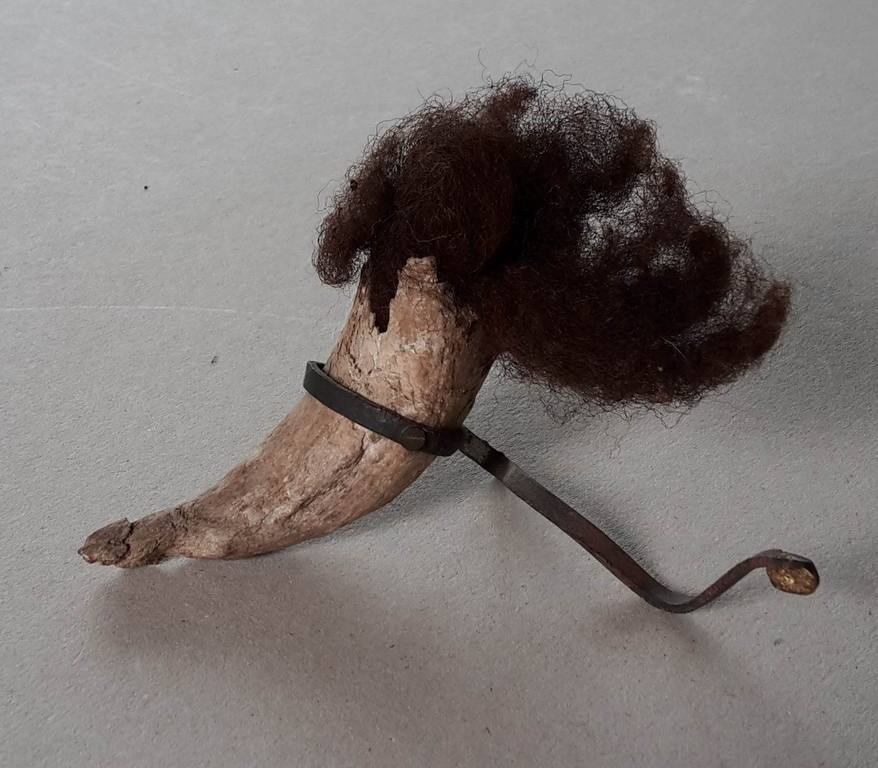 Geurt van Dijk, object van verweerd hoorntje met schaapswol en koperen standaard kopen? Bied vanaf 20!