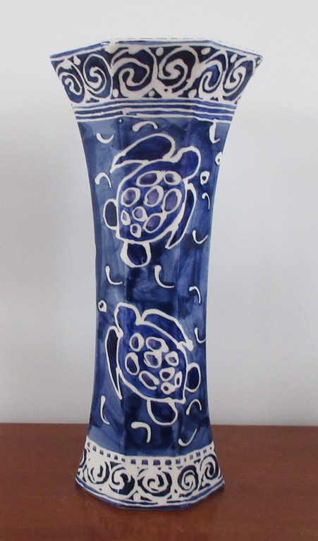 Ongespecificeerd - Twee grote studio aardewerken blauw witte handbeschilderde octogonale vazen kopen? Bied vanaf 1!