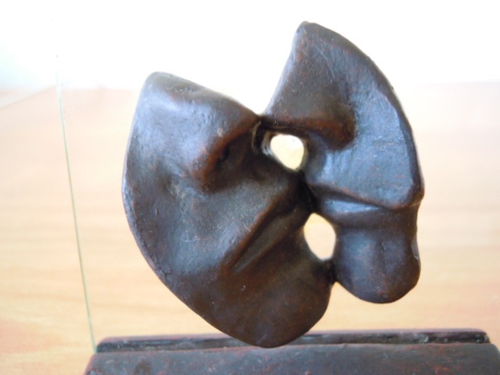 Kleine sculptuur op plexiglas - 8 cm hoog. kopen? Bied vanaf 20!