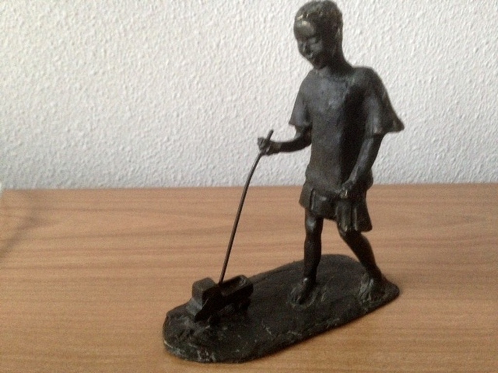 Prachtig bronzen beeldje Corry Ammerlaan van een jongen met speelgoedauto-14 cm kopen? Bied vanaf 25!