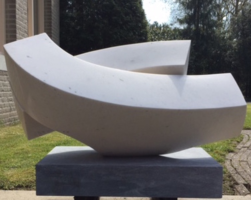 Melanie de Vroom: Marmeren beeld op natuurstenen voet ' BILANOIA III ' verkocht voor € 2450!