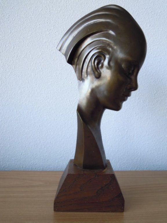 Zwaar bronzen ART DECO beeld op houten sokkel - 34 cm hoog. verkocht voor € 150!