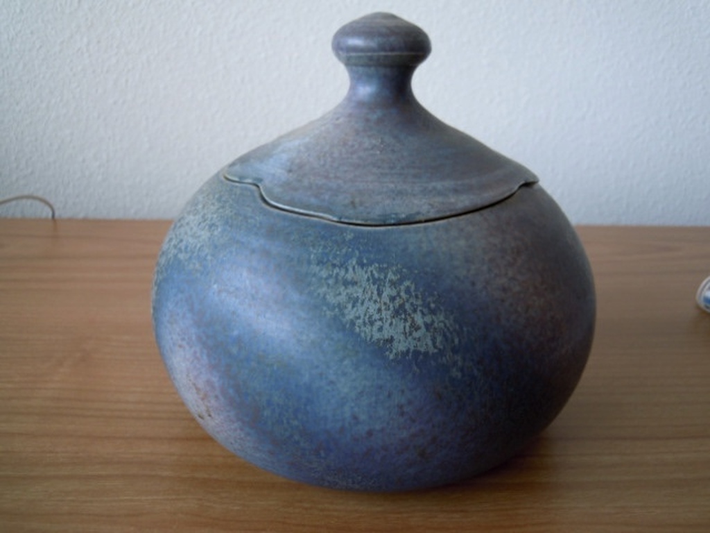 Adrie Moerings  Gouda 1939-2010 - keramiek pot 18 X 18 cm - gesigneerd. kopen? Bied vanaf 15!