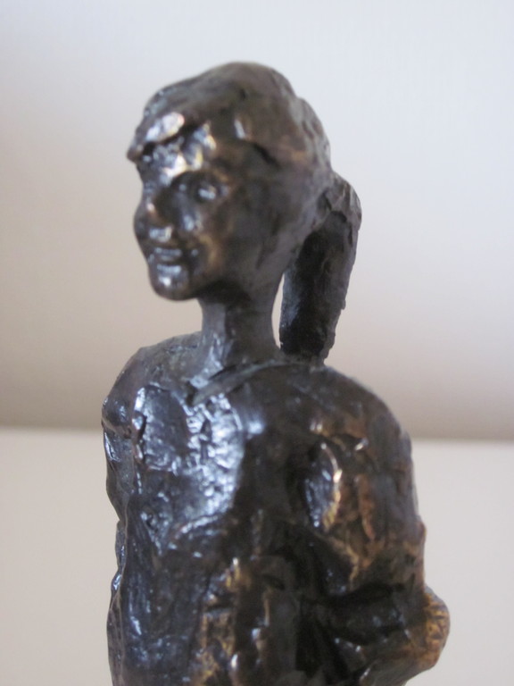 Bronzen beeldje van meisje met pop kopen? Bied vanaf 25!