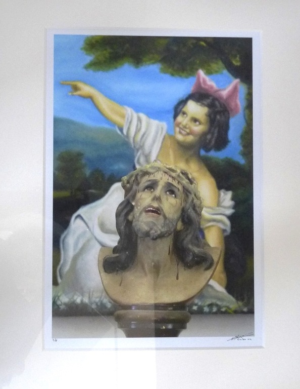 Nico Koster,Foto:Corneille in Cuba, jezusbeeld met meisje op de achtergrond,2004 kopen? Bied vanaf 85!