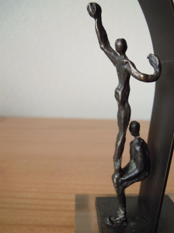 Beeldje van Corry Ammerlaan - samen sterk - 13 cm hoog. kopen? Bied vanaf 20!