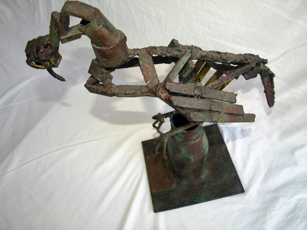 Dumont / Leo van den Berg: Beeld – De gehavende Vredesduif –Bevrijding'45  kopen? Bied vanaf 550!