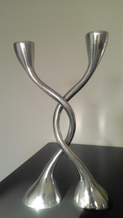 Twee gepolijst aluminium kandelaars Twister kopen? Bied vanaf 9!